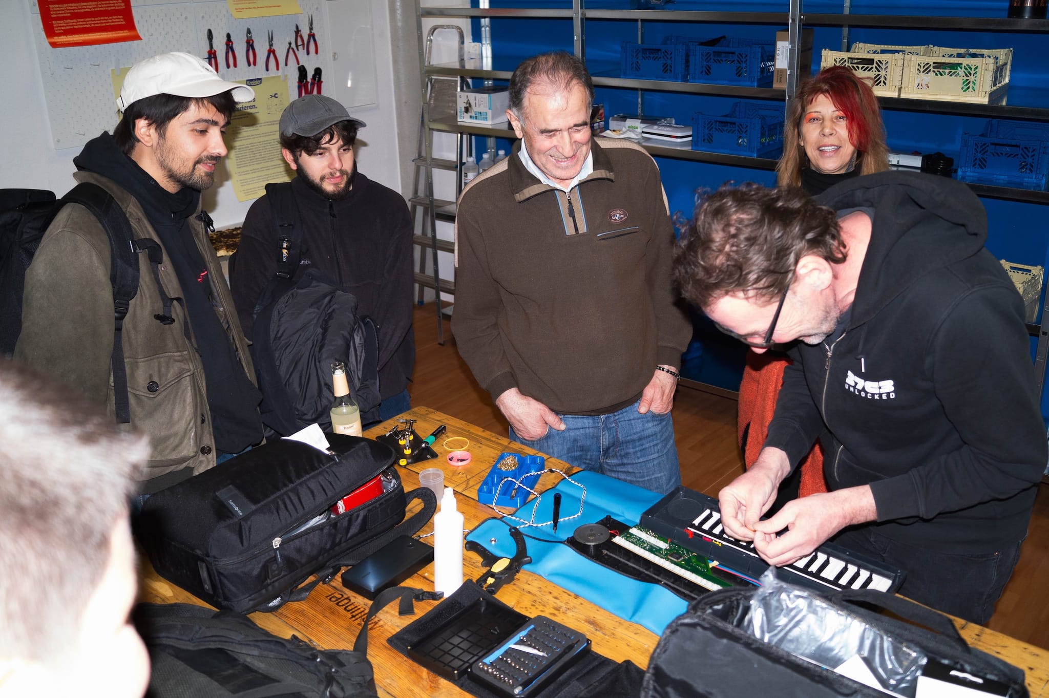 Team repariert gemeinsam ein Keyboard im Reparatur-Workshop bei Kreisler in Berlin