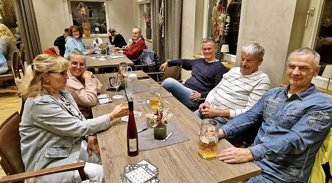 Team beim Bingo-Teamevent am Tisch im Restaurant