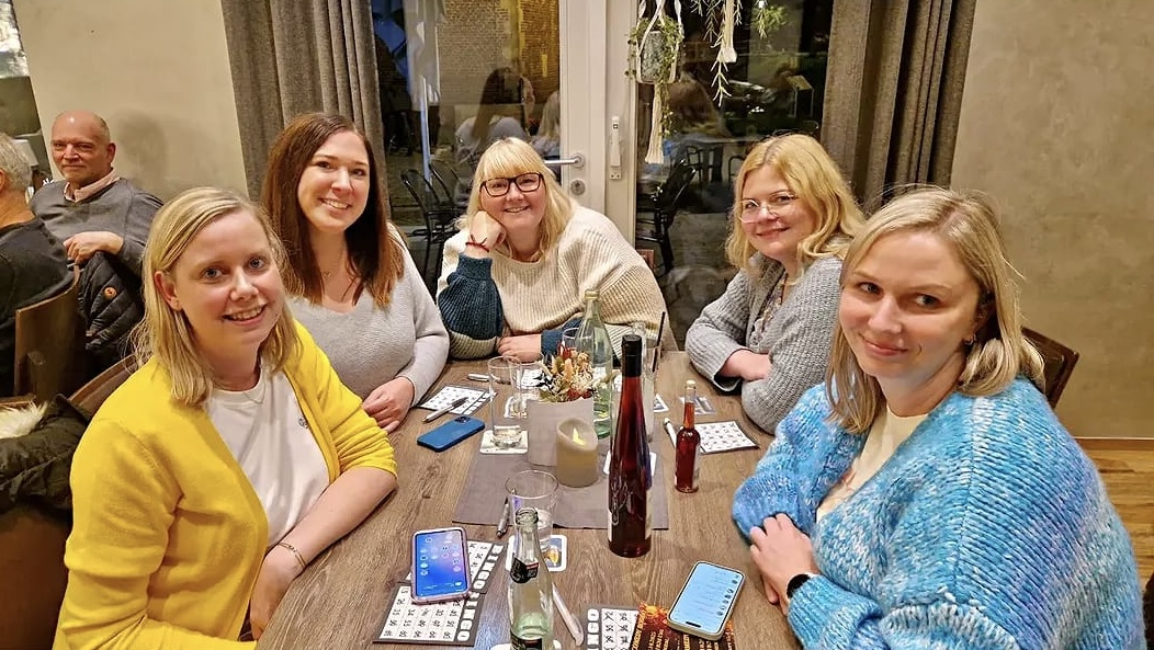 Kolleginnen beim Bingo-Teamevent mit Bingo-Karten