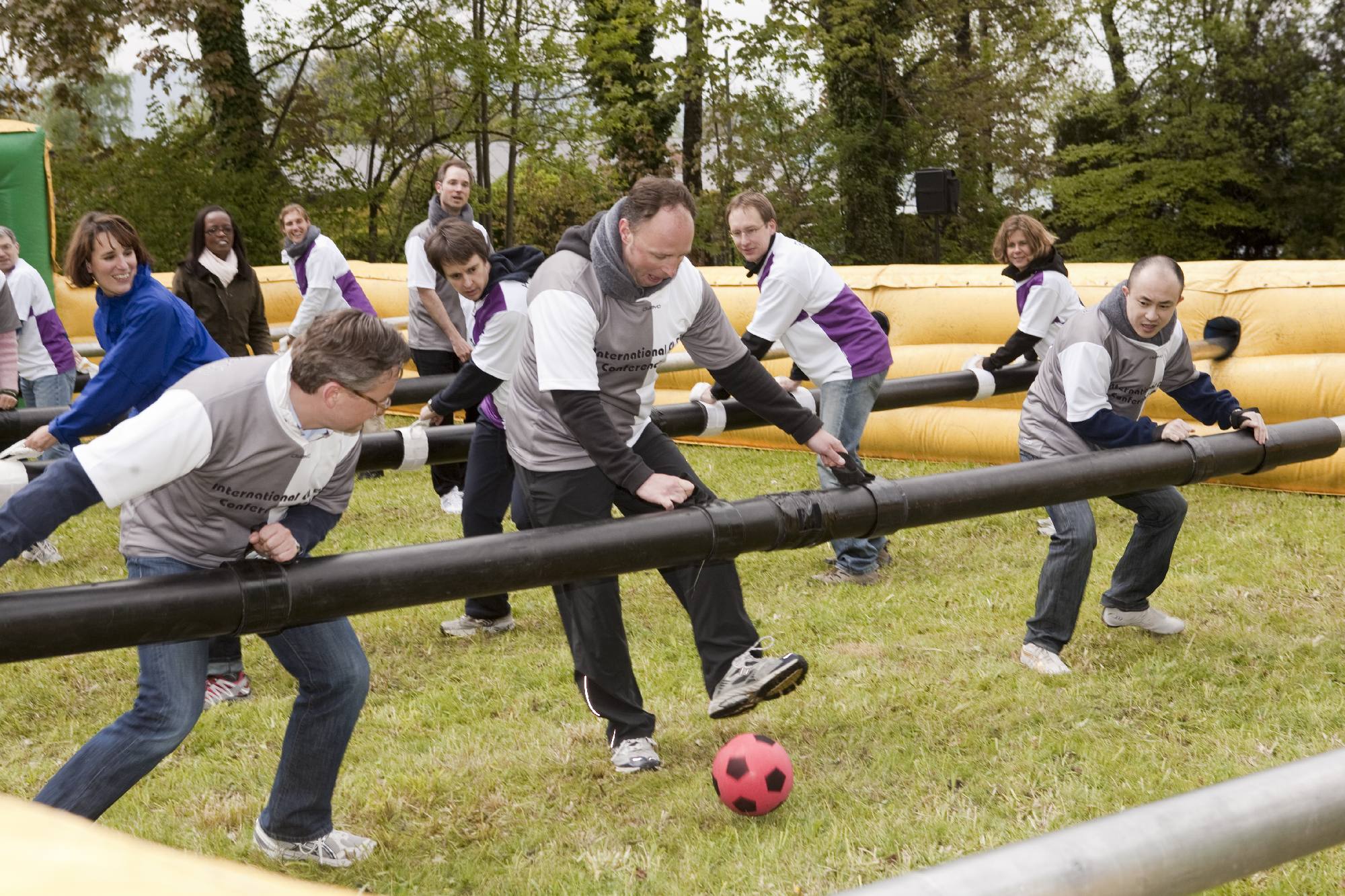 Menschenkicker-Turnier: Team an den Stangen des aufblasbaren Spielfelds. Bildrechte: mSa events GmbH