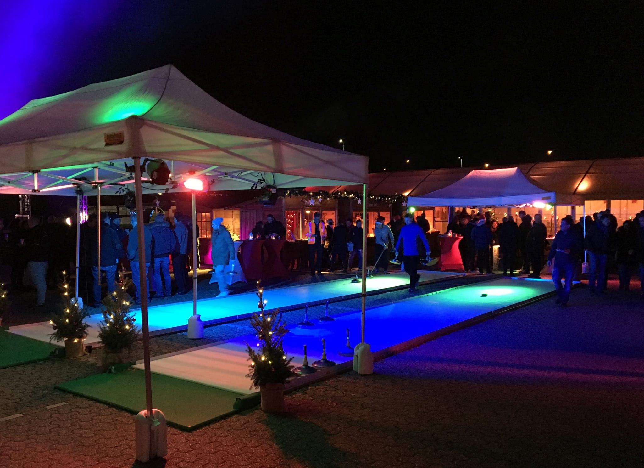 Mobiler Weihnachtsmarkt mit stimmungsvollen Buden auf dem Firmengelände