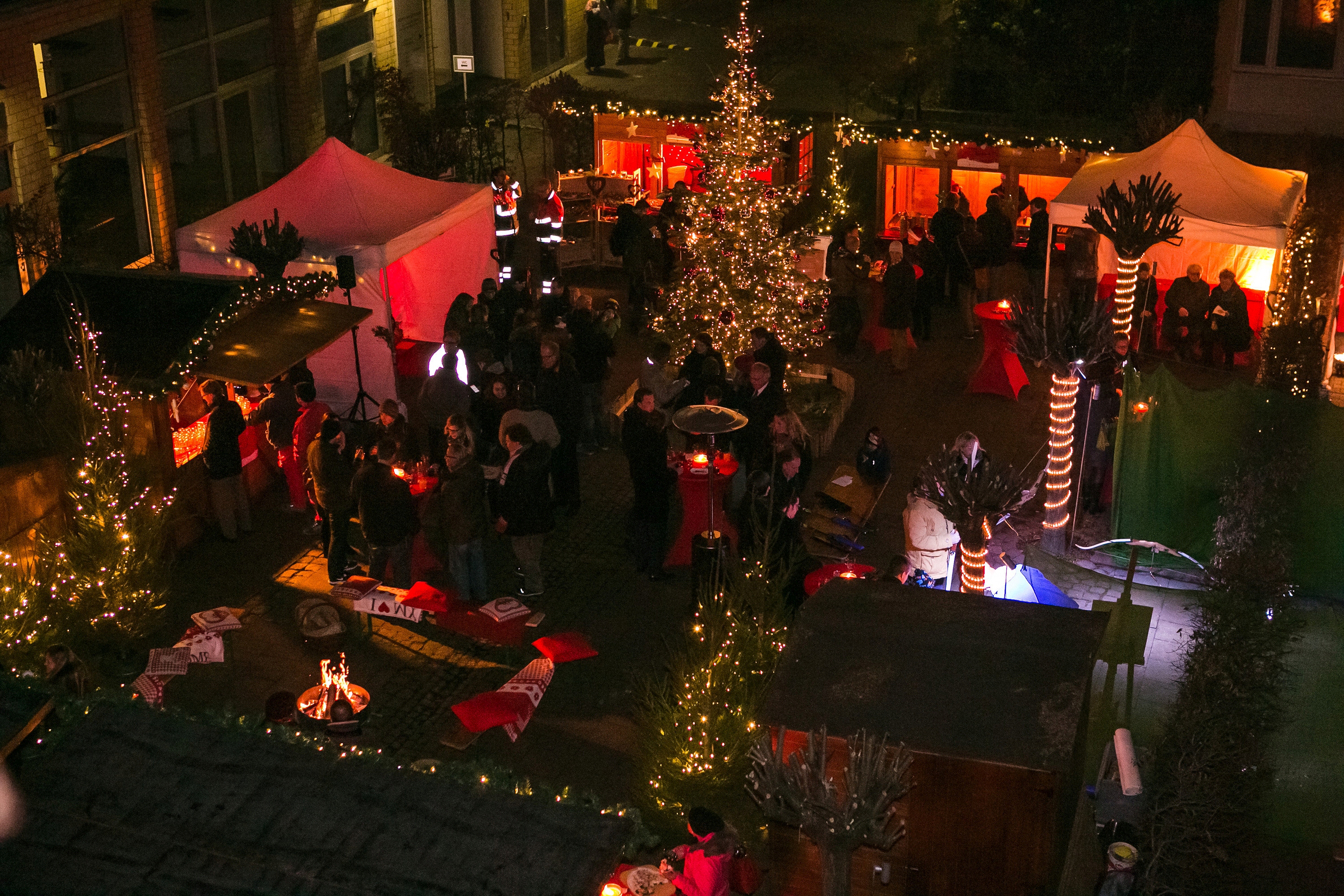 Stimmungsvoll beleuchtete Weihnachtsmarkt-Bude auf einem Firmengelände