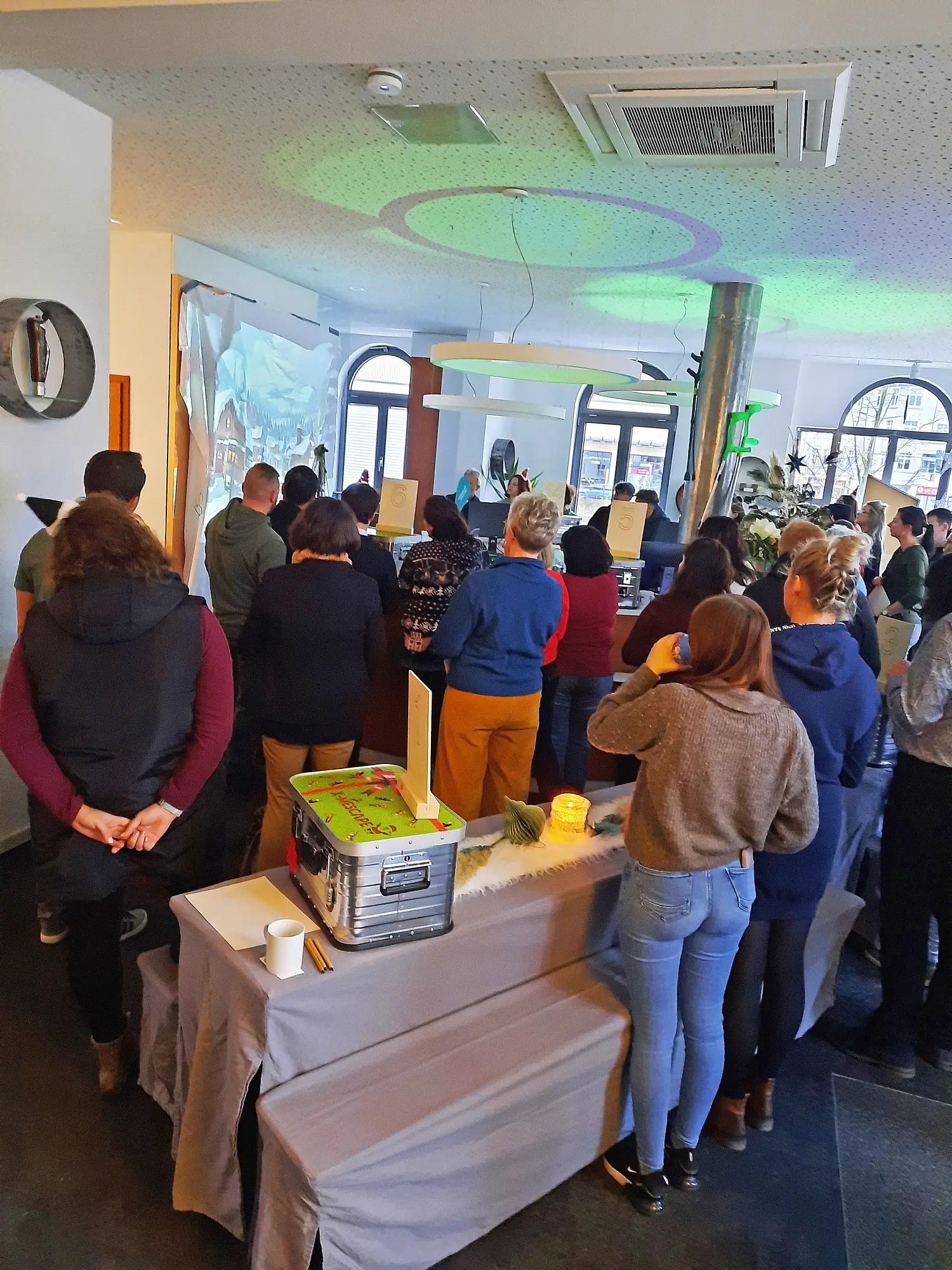 Teams verfolgen gemeinsam den Story-Film zum Start des Escape Games