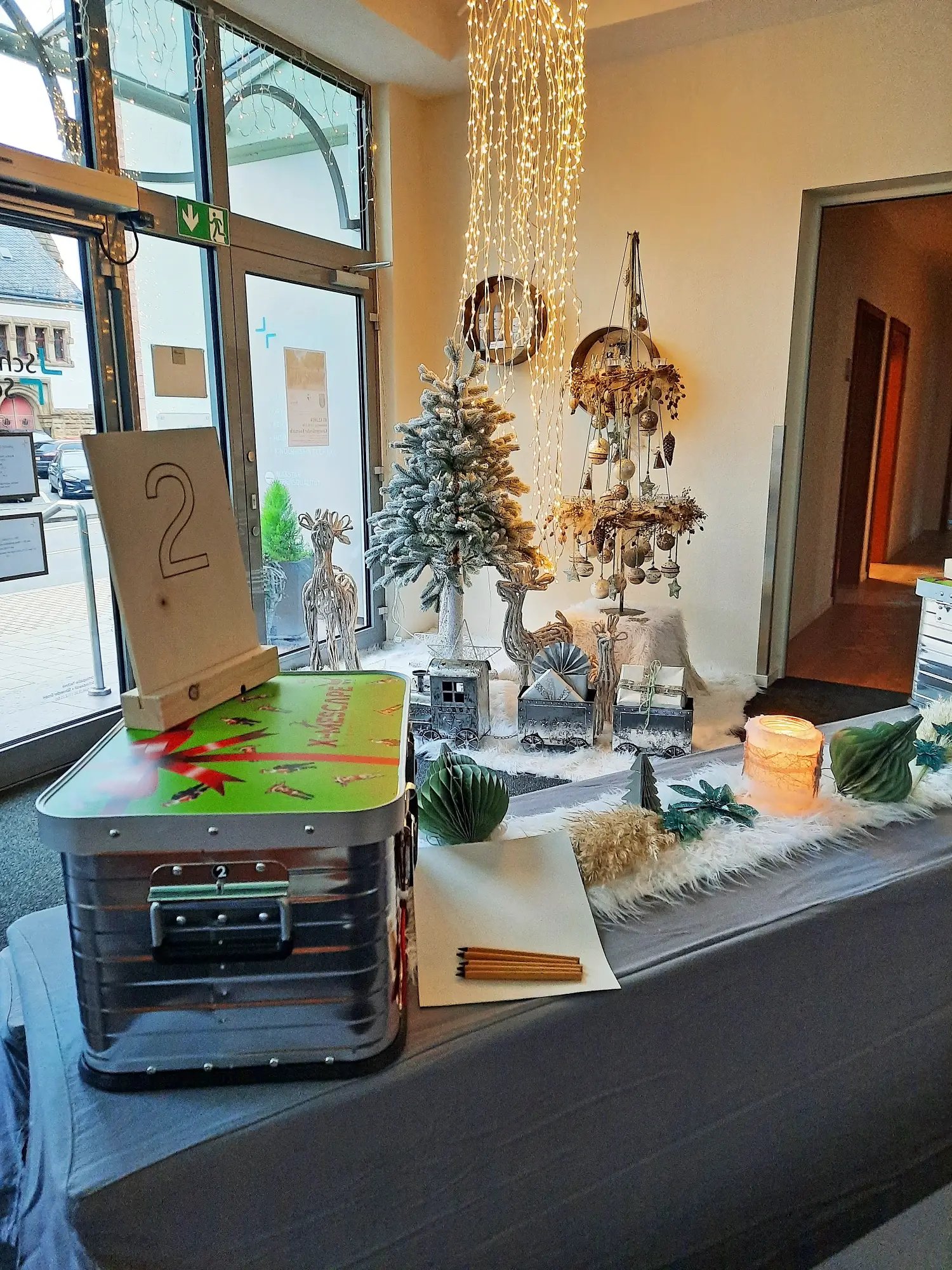 X-MEScape-Koffer Nummer 2 vor weihnachtlicher Dekoration mit Lichterkette