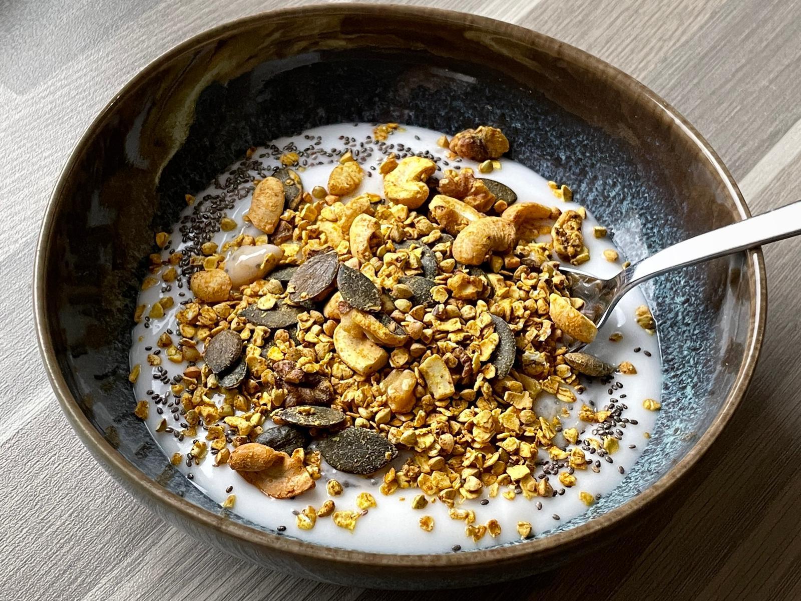 Goldenes Granola mit Kurkuma, Cashews und Kürbiskernen