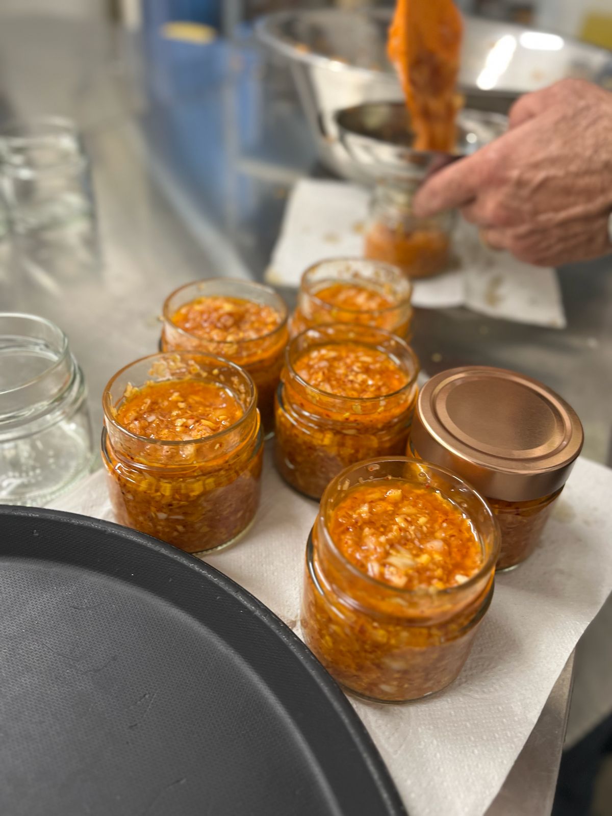Chili-Ingwer-Knoblauch-Dip wird in Gläser abgefüllt