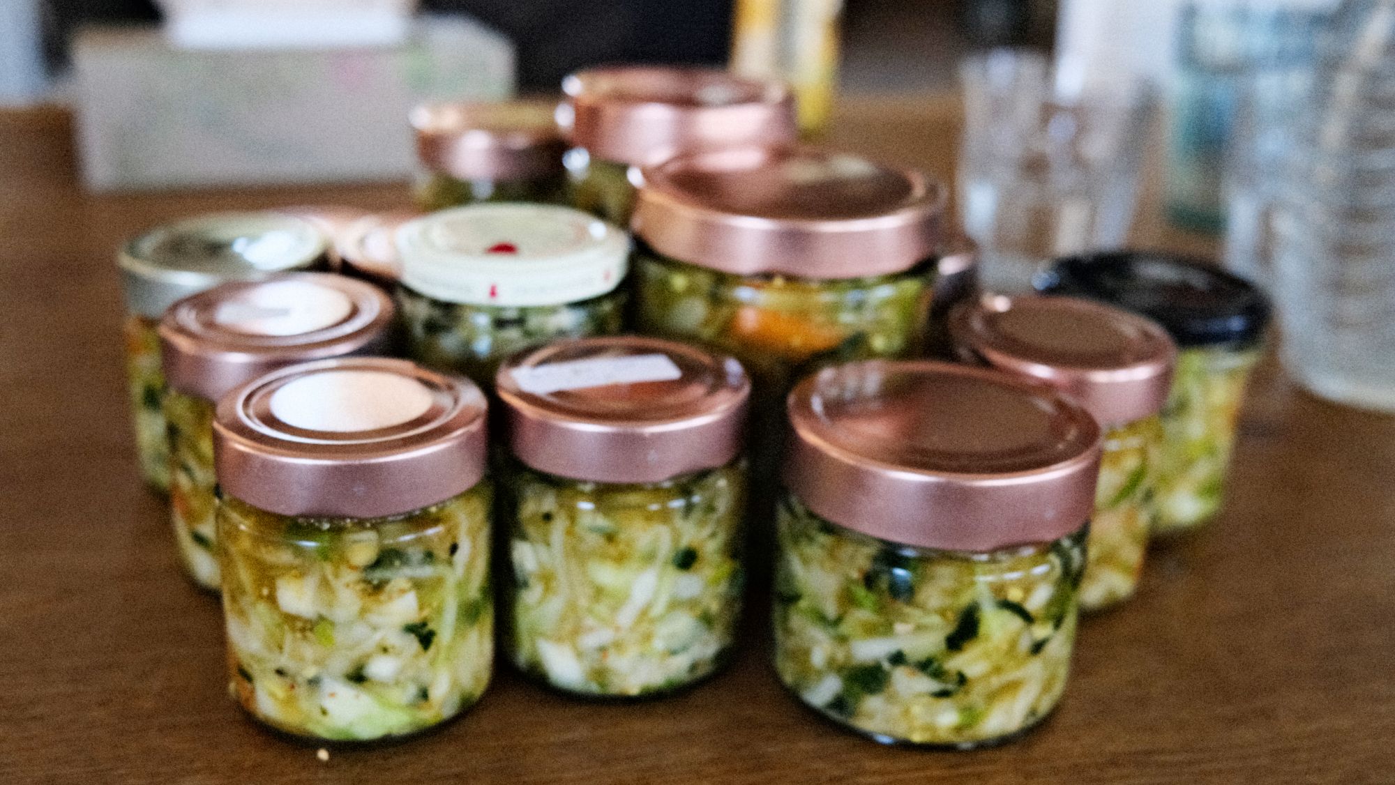 Selbstgemachtes Kimchi in verschlossenen Gläsern