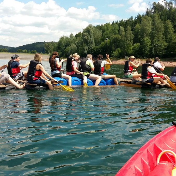 Floßbau Teambuilding rund um Berlin