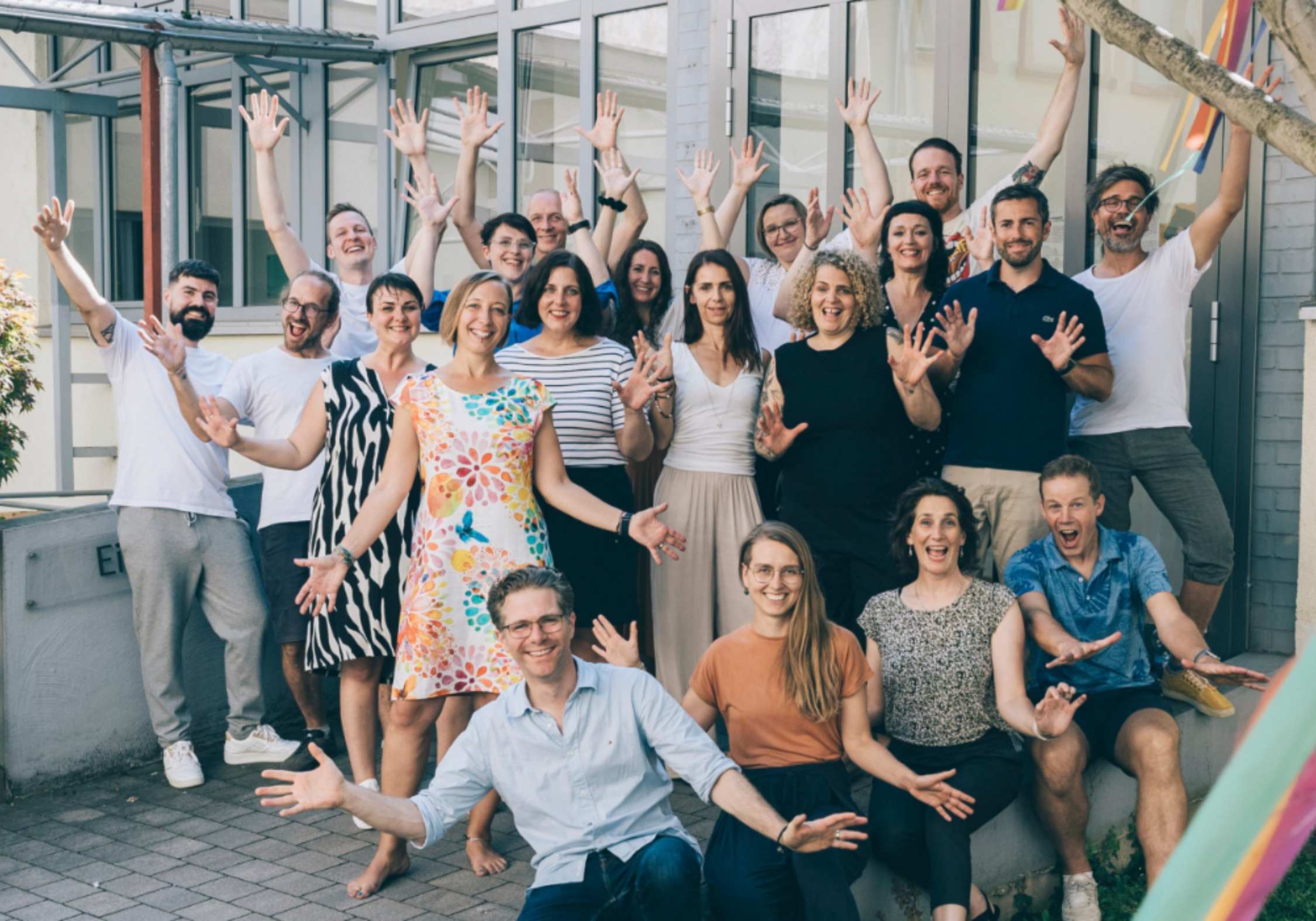 Teilnehmer:innen eines Teamworkshops beim Teambuilding Spiel
